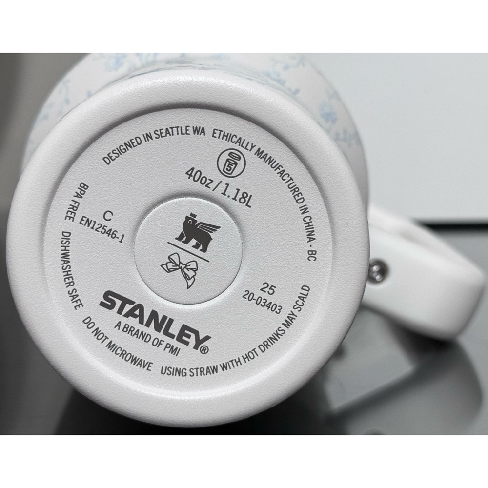 STANLEY X LOVESHACKFANCY 40OZ QUENCHER, COQUETTE BOW WINTER ICE BLUE - Picture 6 of 6